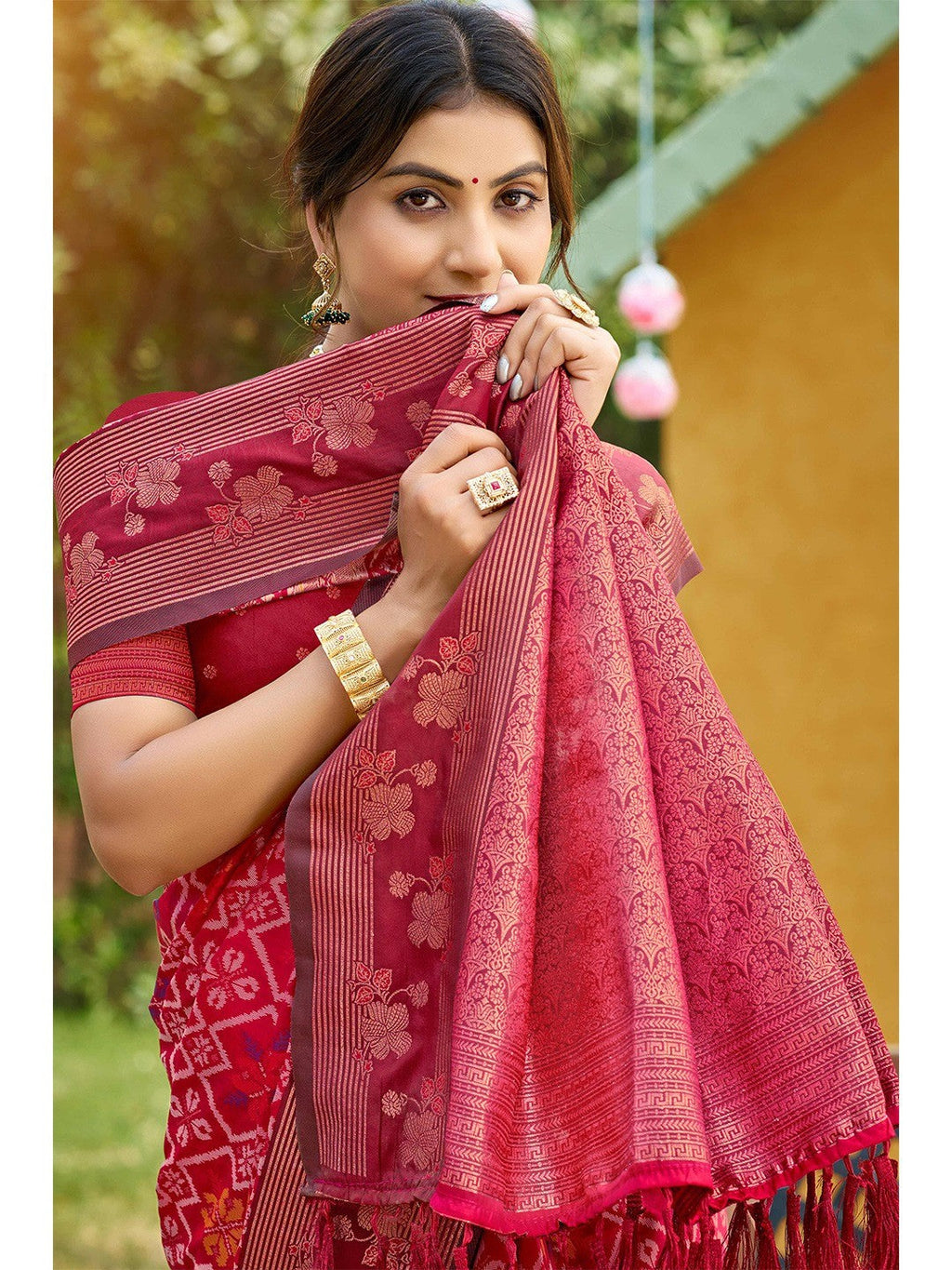 Ethnic Pink Floral & Geometric Zari Weaving Silk Blend Saree With Tassels Pallu