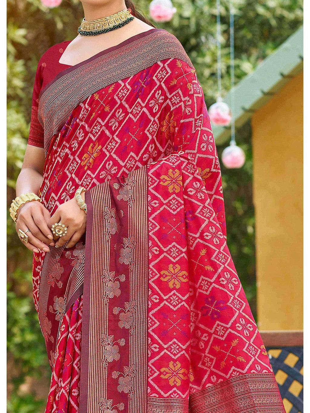 Ethnic Pink Floral & Geometric Zari Weaving Silk Blend Saree With Tassels Pallu