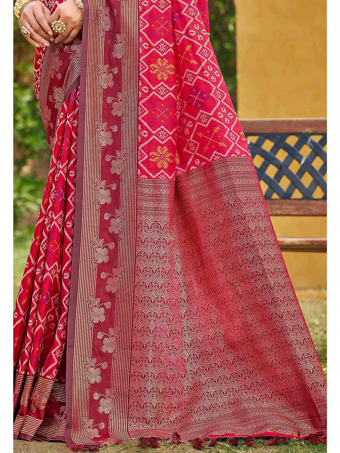 Ethnic Pink Floral & Geometric Zari Weaving Silk Blend Saree With Tassels Pallu