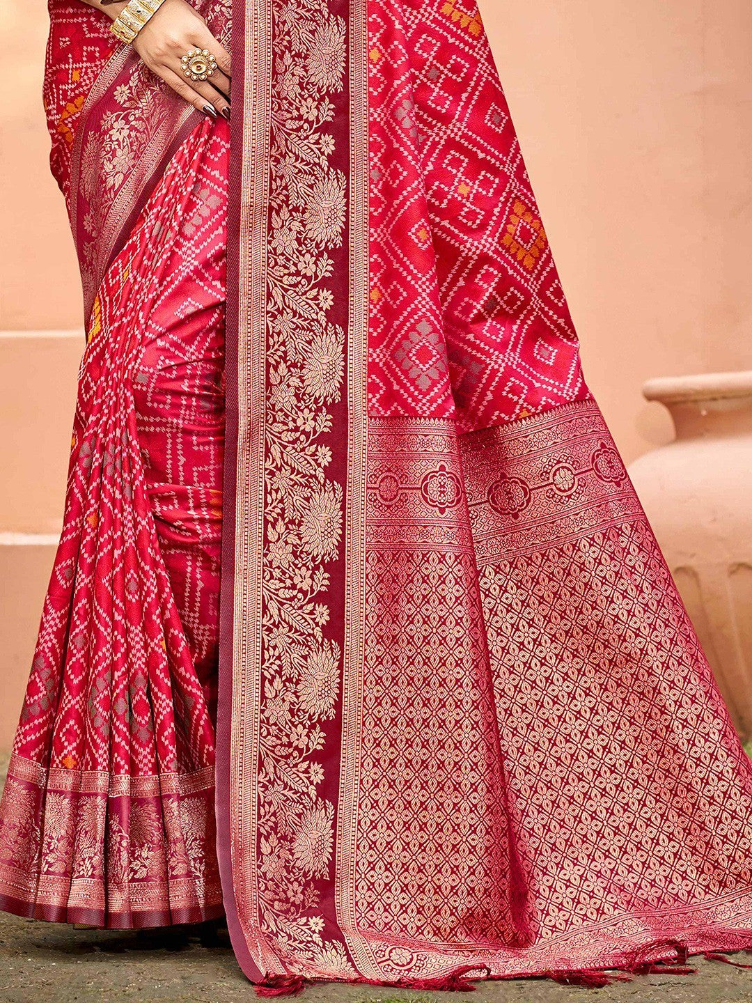 Timeless Pink Geometric & Floral Design Weaving Silk Blend Saree With Stylish Tassels Pallu