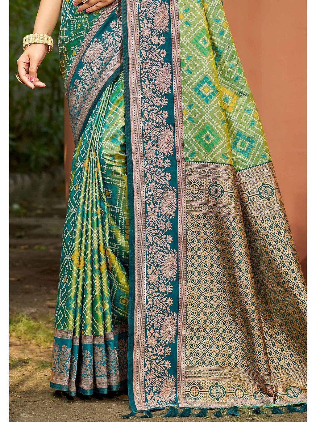 Timeless Teal Green Geometric & Floral Design Weaving Silk Blend Saree With Stylish Tassels Pallu