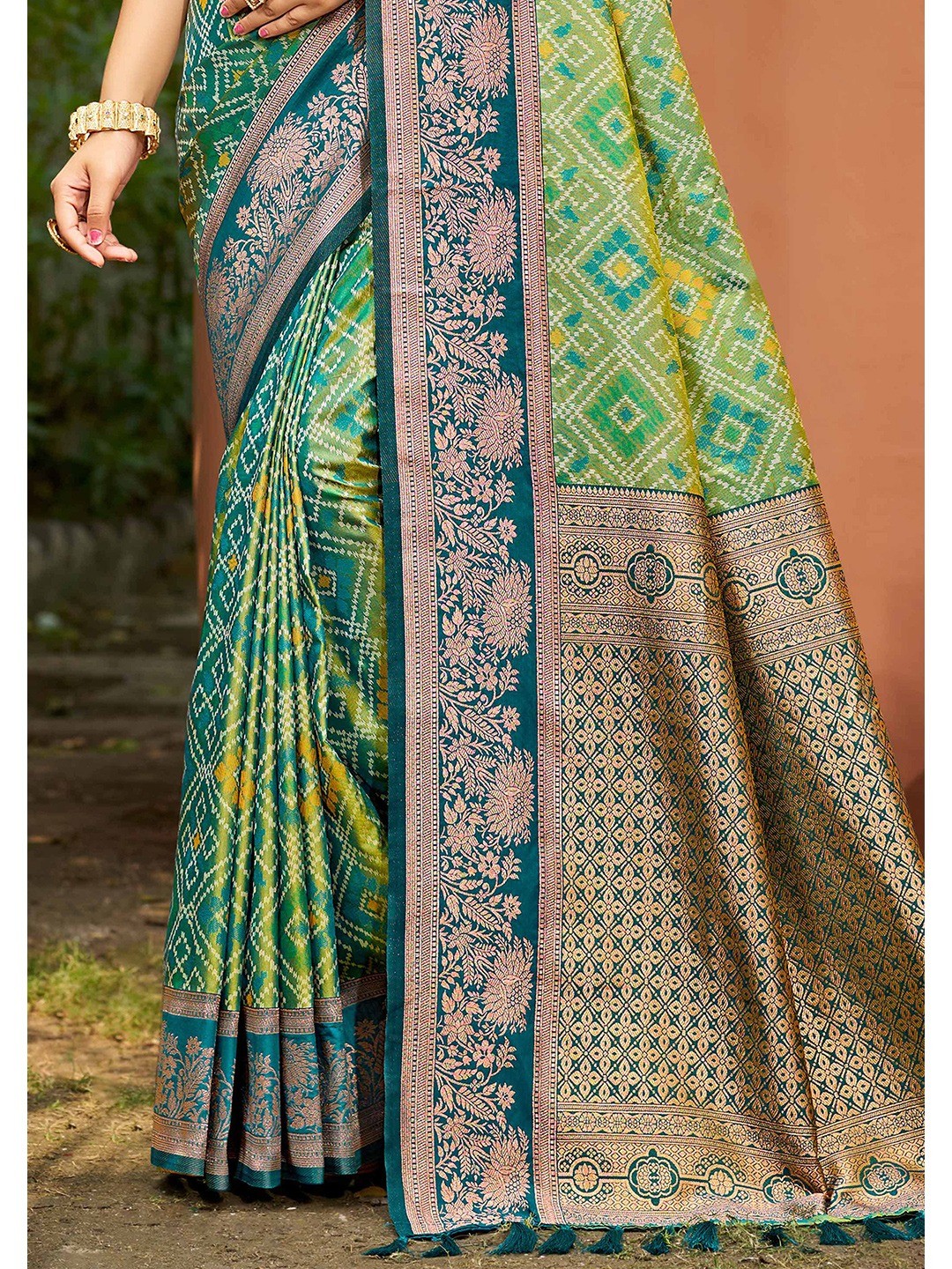 Timeless Teal Green Geometric & Floral Design Weaving Silk Blend Saree With Stylish Tassels Pallu