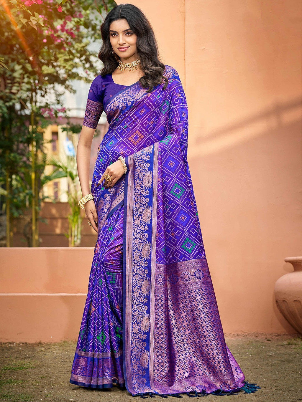 Timeless Violet Geometric & Floral Design Weaving Silk Blend Saree With Stylish Tassels Pallu