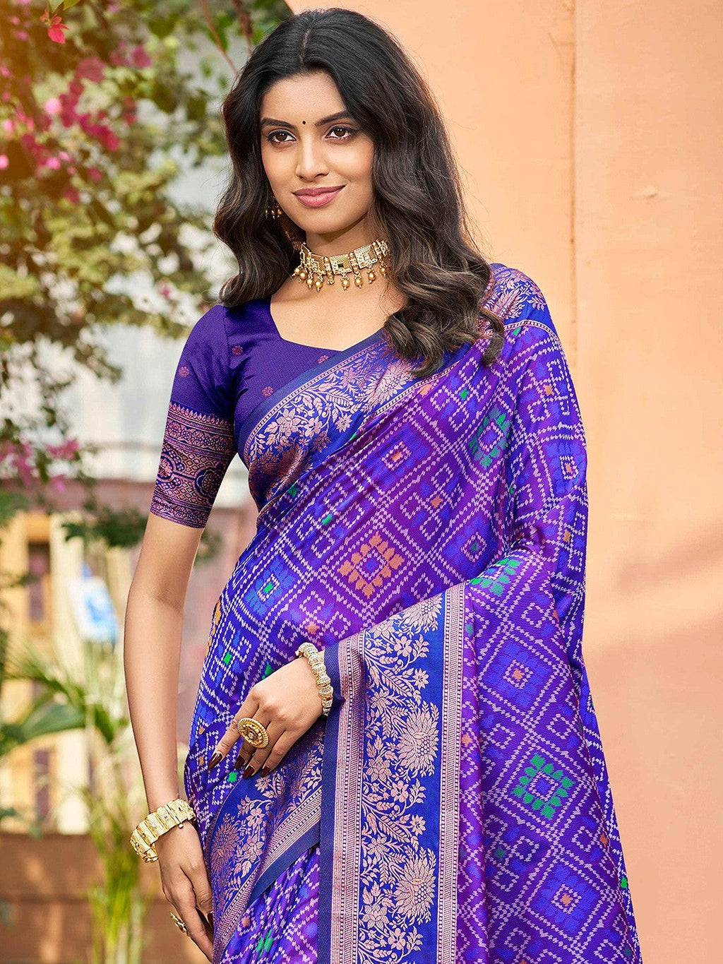 Timeless Violet Geometric & Floral Design Weaving Silk Blend Saree With Stylish Tassels Pallu