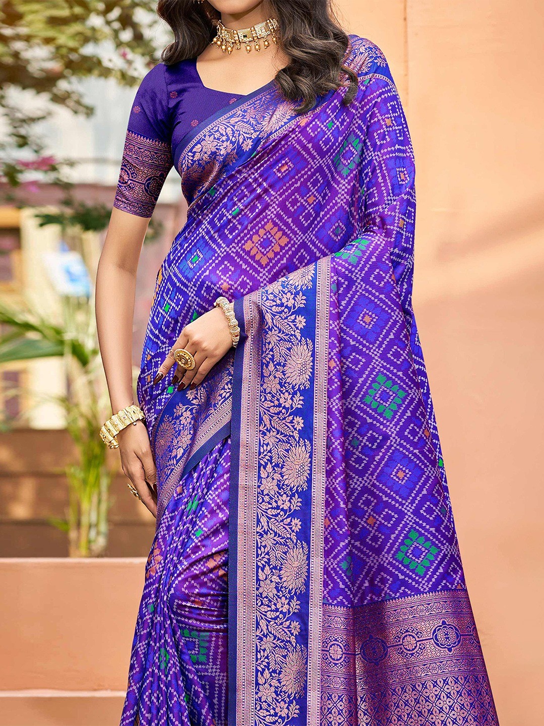 Timeless Violet Geometric & Floral Design Weaving Silk Blend Saree With Stylish Tassels Pallu