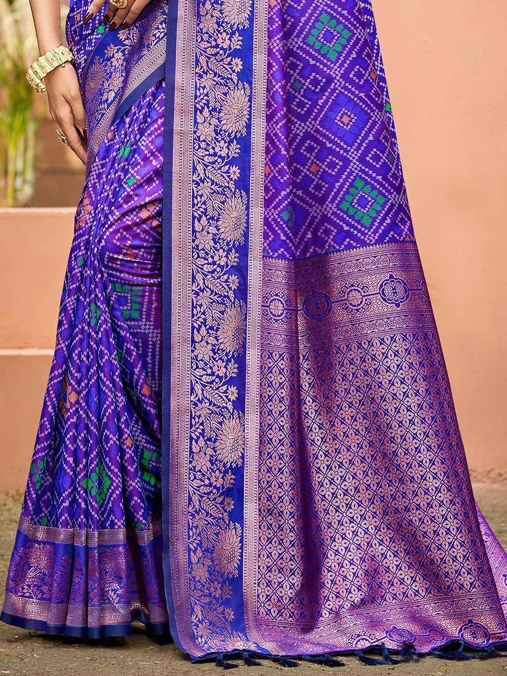 Timeless Violet Geometric & Floral Design Weaving Silk Blend Saree With Stylish Tassels Pallu
