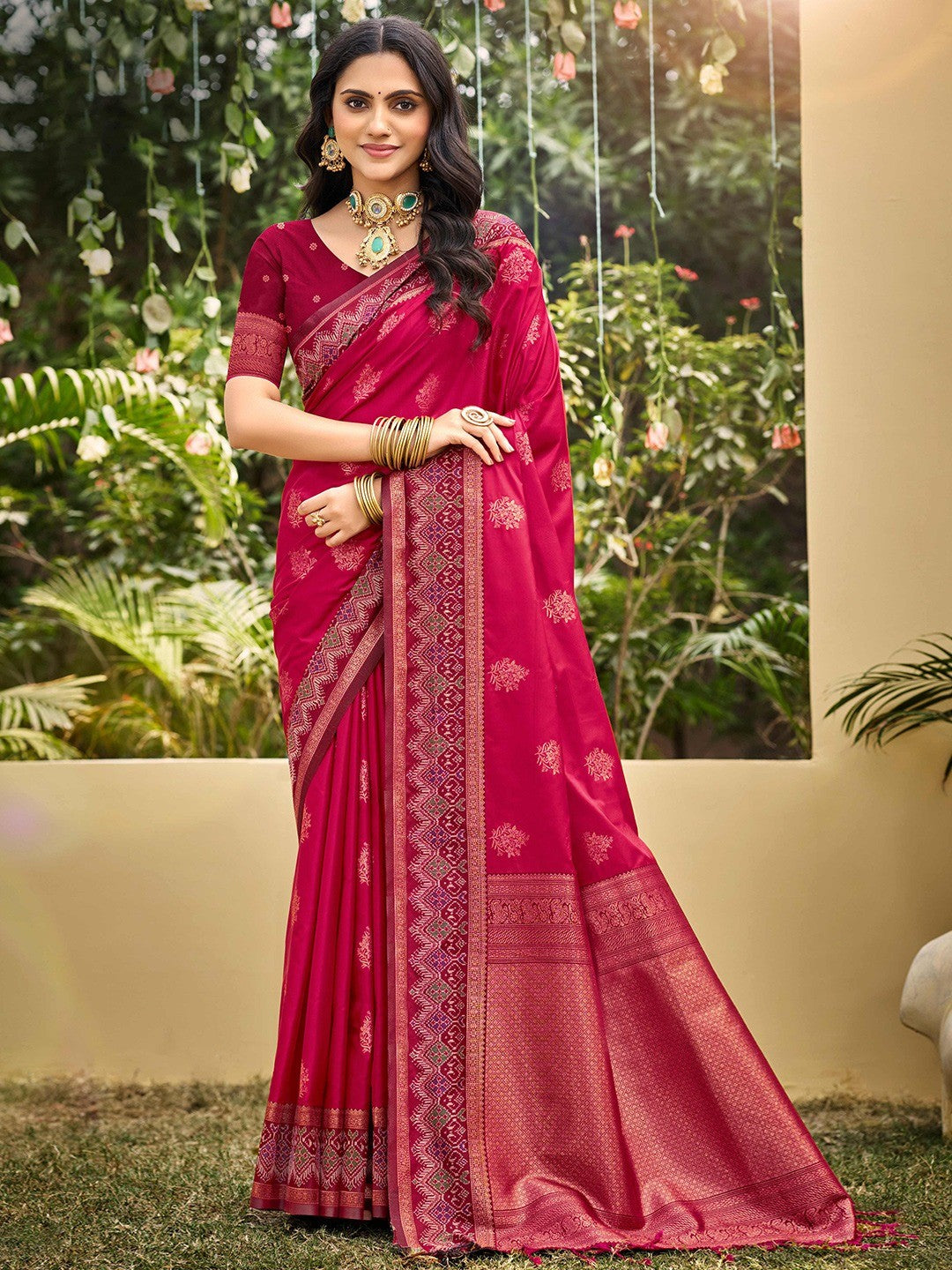 Classic Pink Floral Zari Weaving Silk Blend Saree With Fine Weaving Detailing