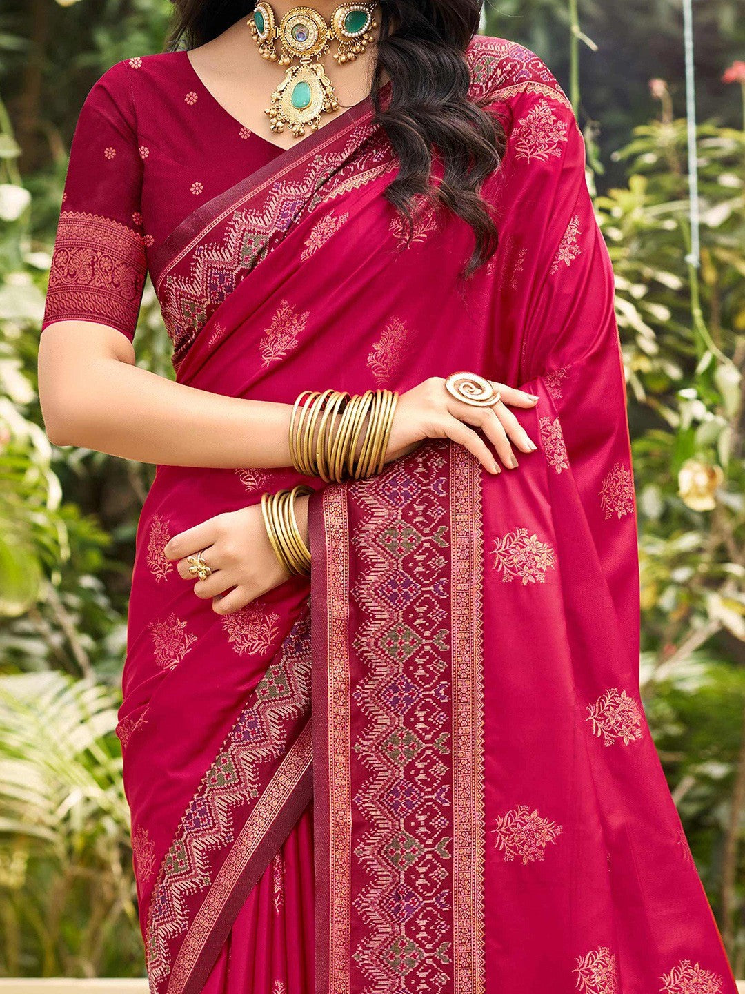 Classic Pink Floral Zari Weaving Silk Blend Saree With Fine Weaving Detailing