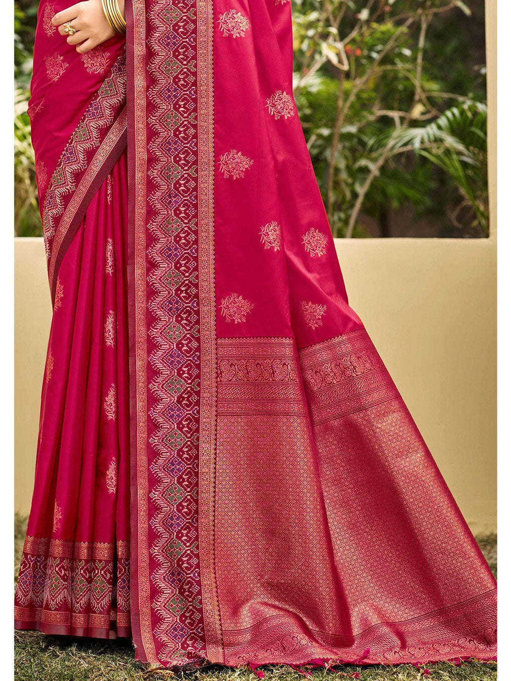 Classic Pink Floral Zari Weaving Silk Blend Saree With Fine Weaving Detailing