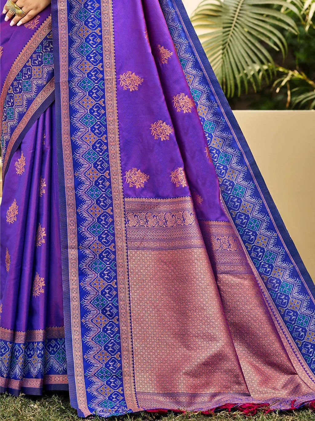 Classic Violet Floral Zari Weaving Silk Blend Saree With Fine Weaving Detailing