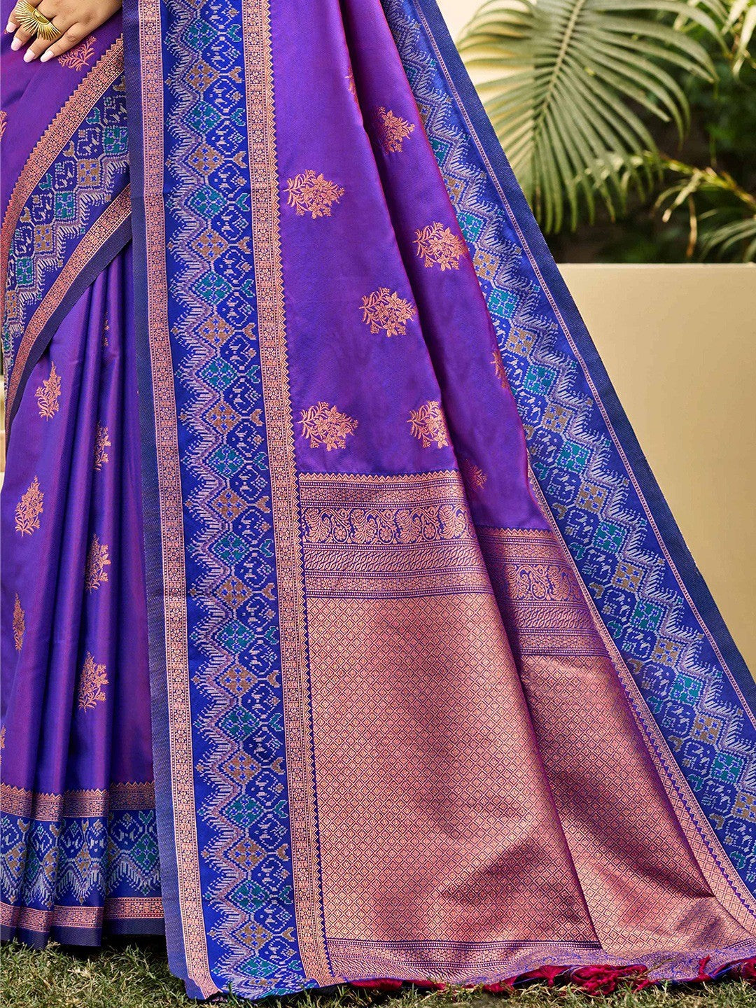 Classic Violet Floral Zari Weaving Silk Blend Saree With Fine Weaving Detailing