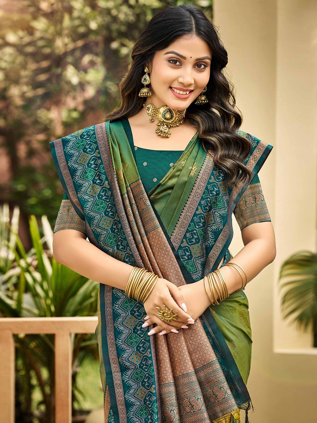 Classic Green Floral Zari Weaving Silk Blend Saree With Fine Weaving Detailing