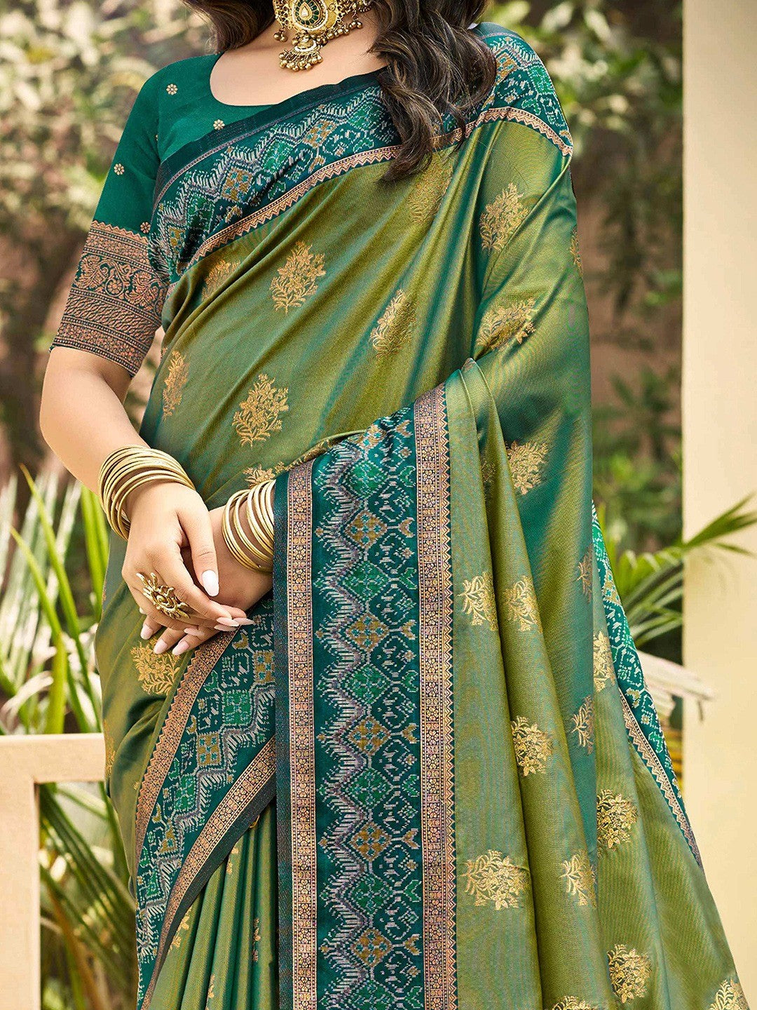 Classic Green Floral Zari Weaving Silk Blend Saree With Fine Weaving Detailing