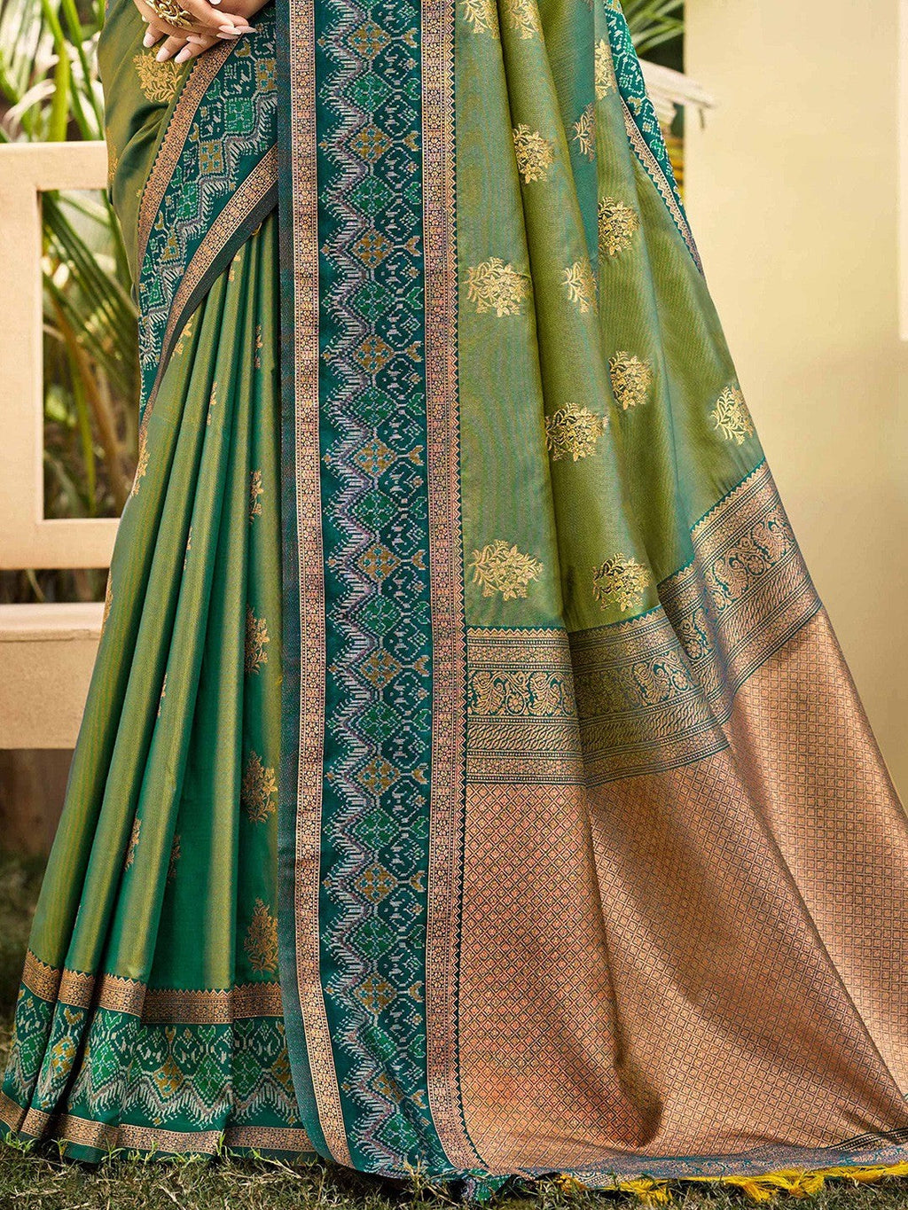 Classic Green Floral Zari Weaving Silk Blend Saree With Fine Weaving Detailing