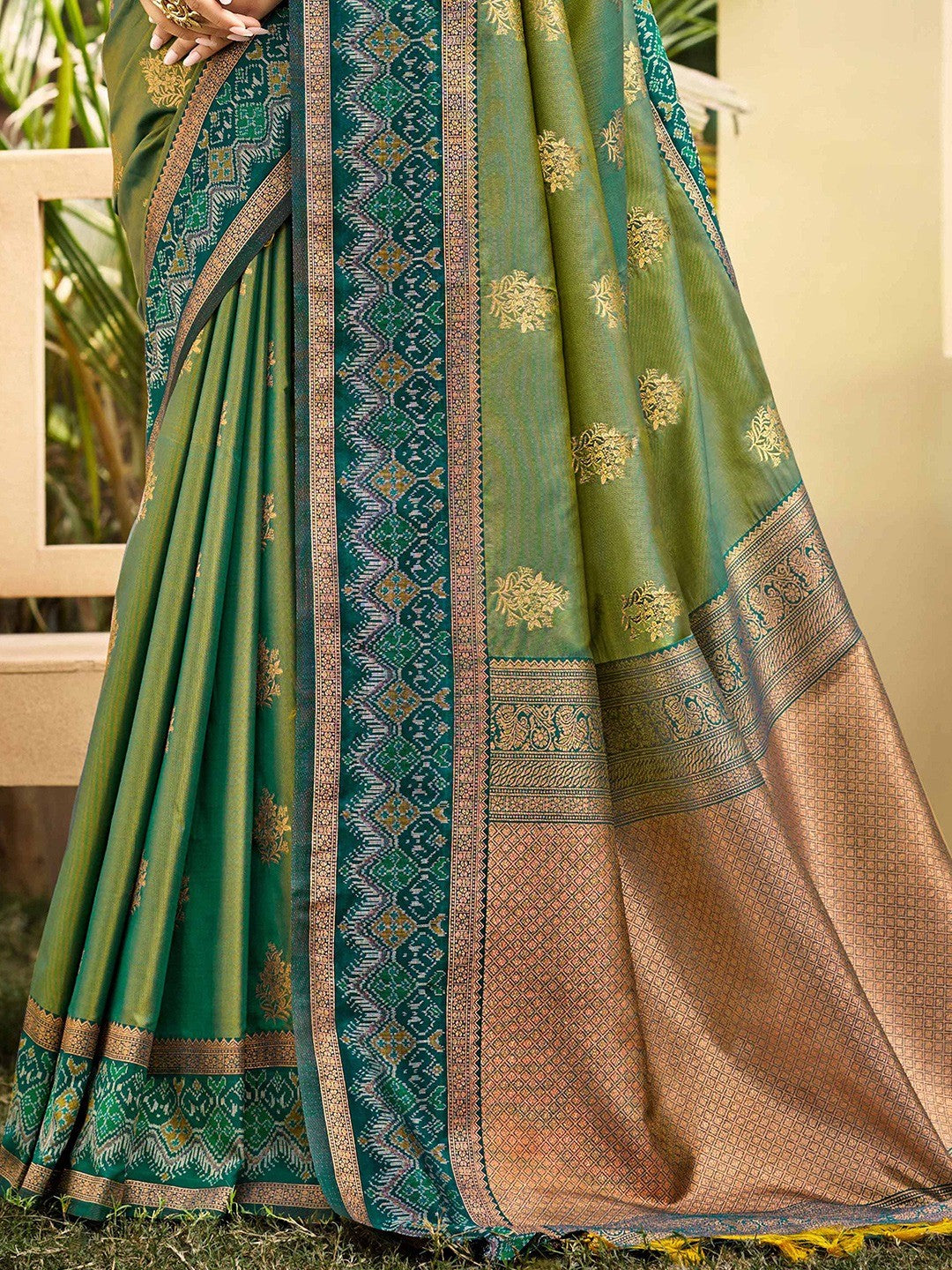 Classic Green Floral Zari Weaving Silk Blend Saree With Fine Weaving Detailing