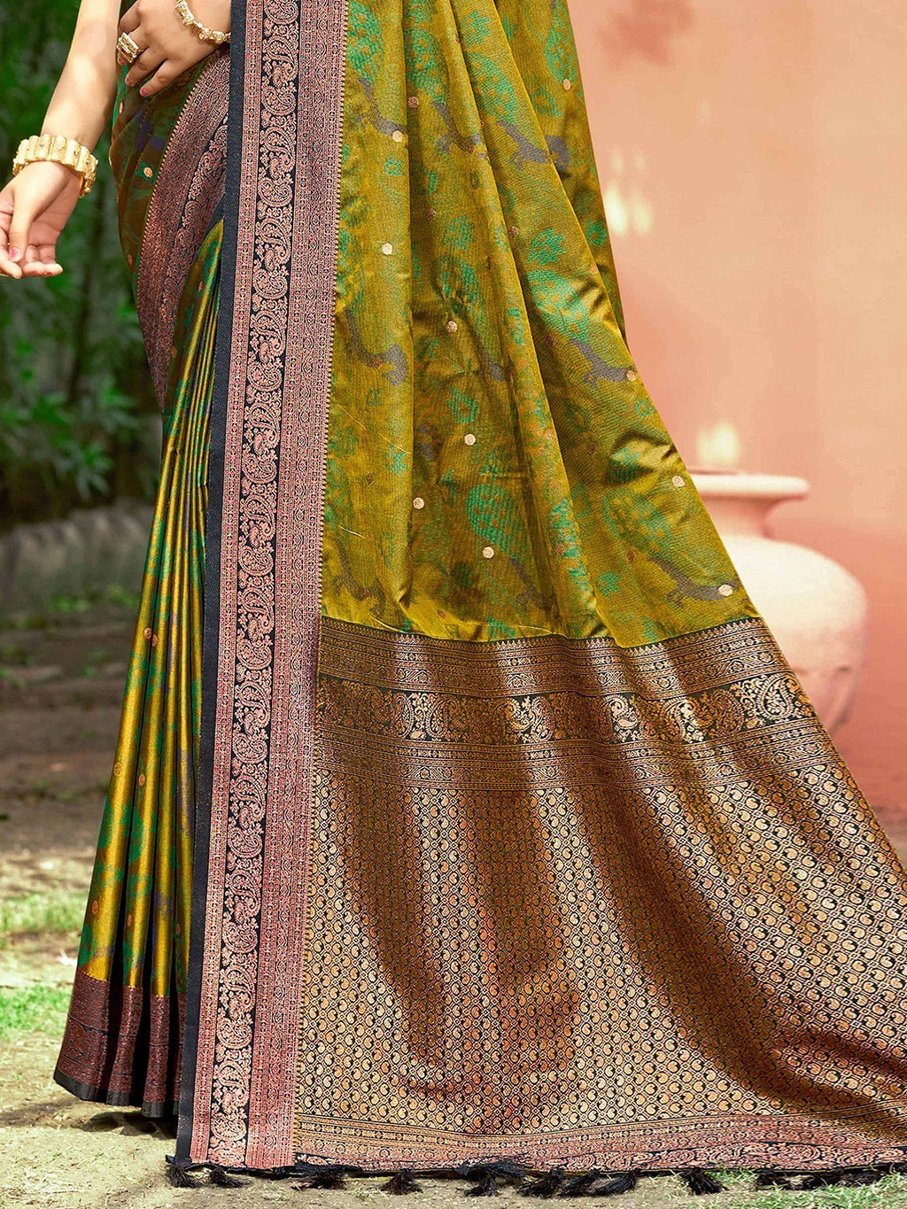 Luxury Mehendi Green Zari Woven Silk Blend Saree With Paisley Motif Border & Attractive Tassel Pallu