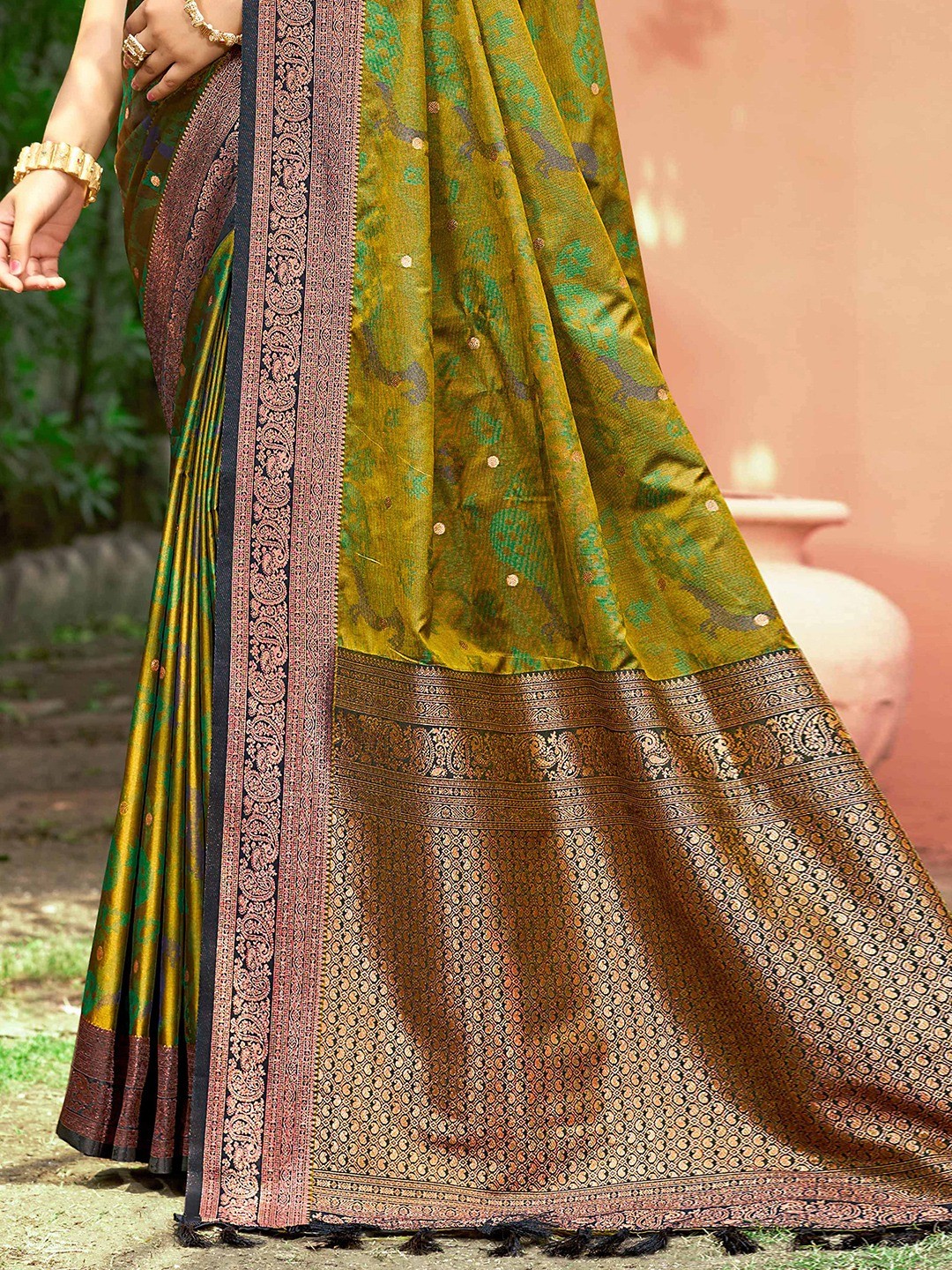 Luxury Mehendi Green Zari Woven Silk Blend Saree With Paisley Motif Border & Attractive Tassel Pallu