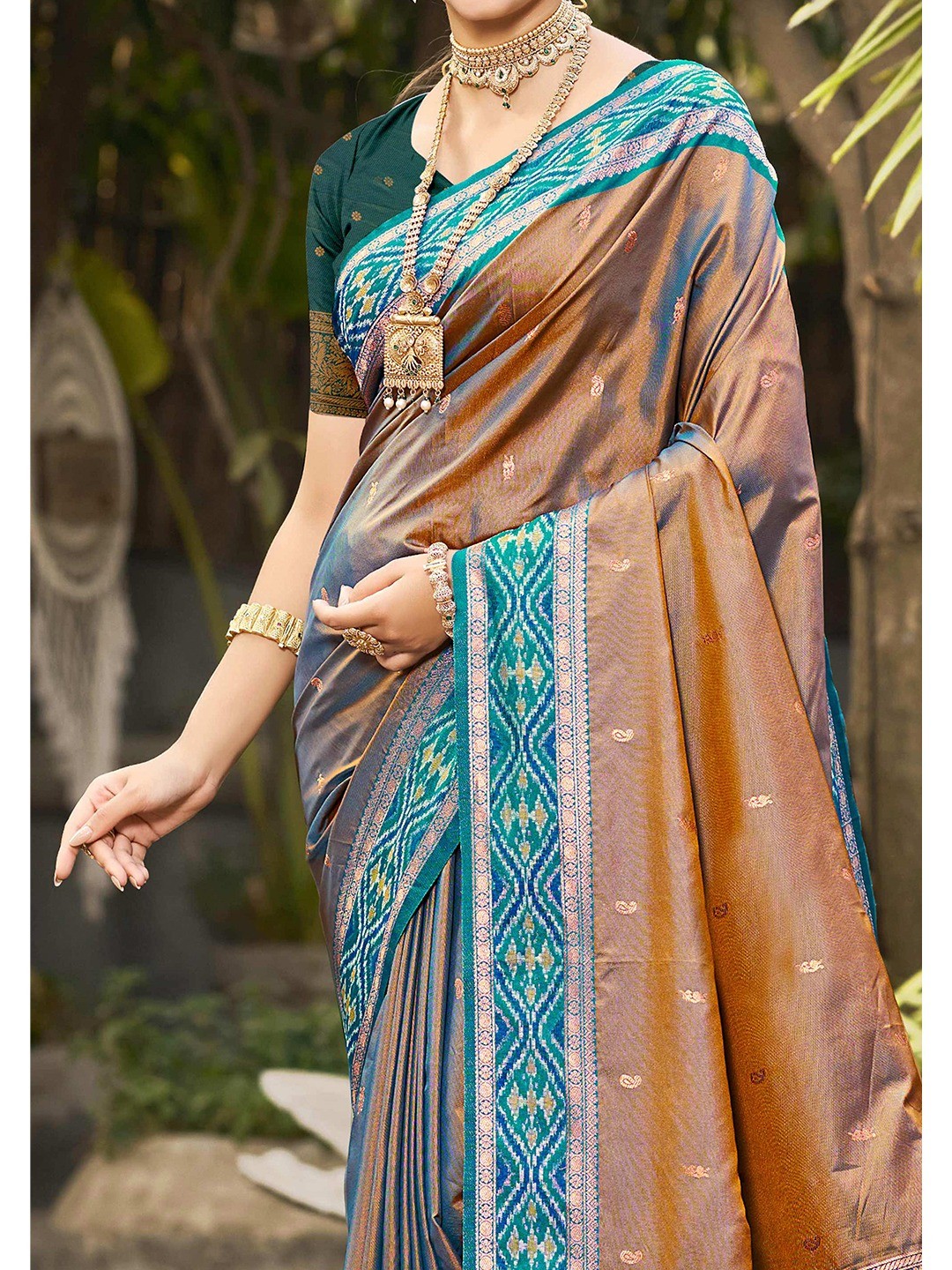Graceful Brown Paisley & Floral Design Zari Work Silk Blend Saree With Attractive Tassels Pallu