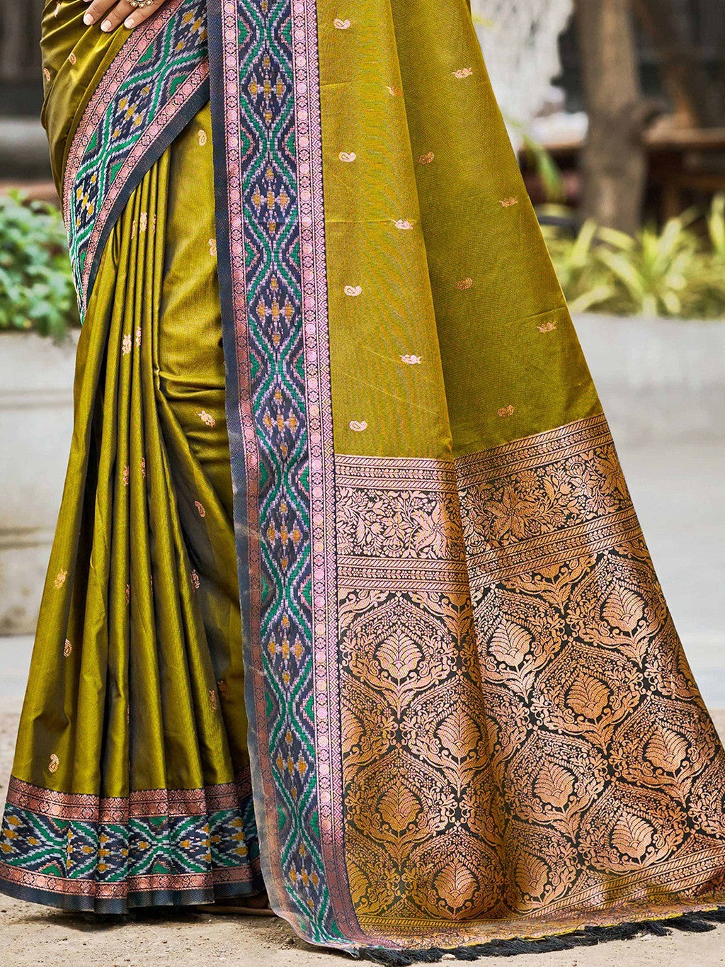 Graceful Mehendi Green Paisley & Floral Design Zari Work Silk Blend Saree With Attractive Tassels Pallu