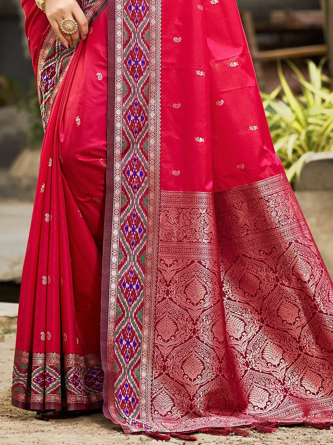 Graceful Pink Paisley & Floral Design Zari Work Silk Blend Saree With Attractive Tassels Pallu