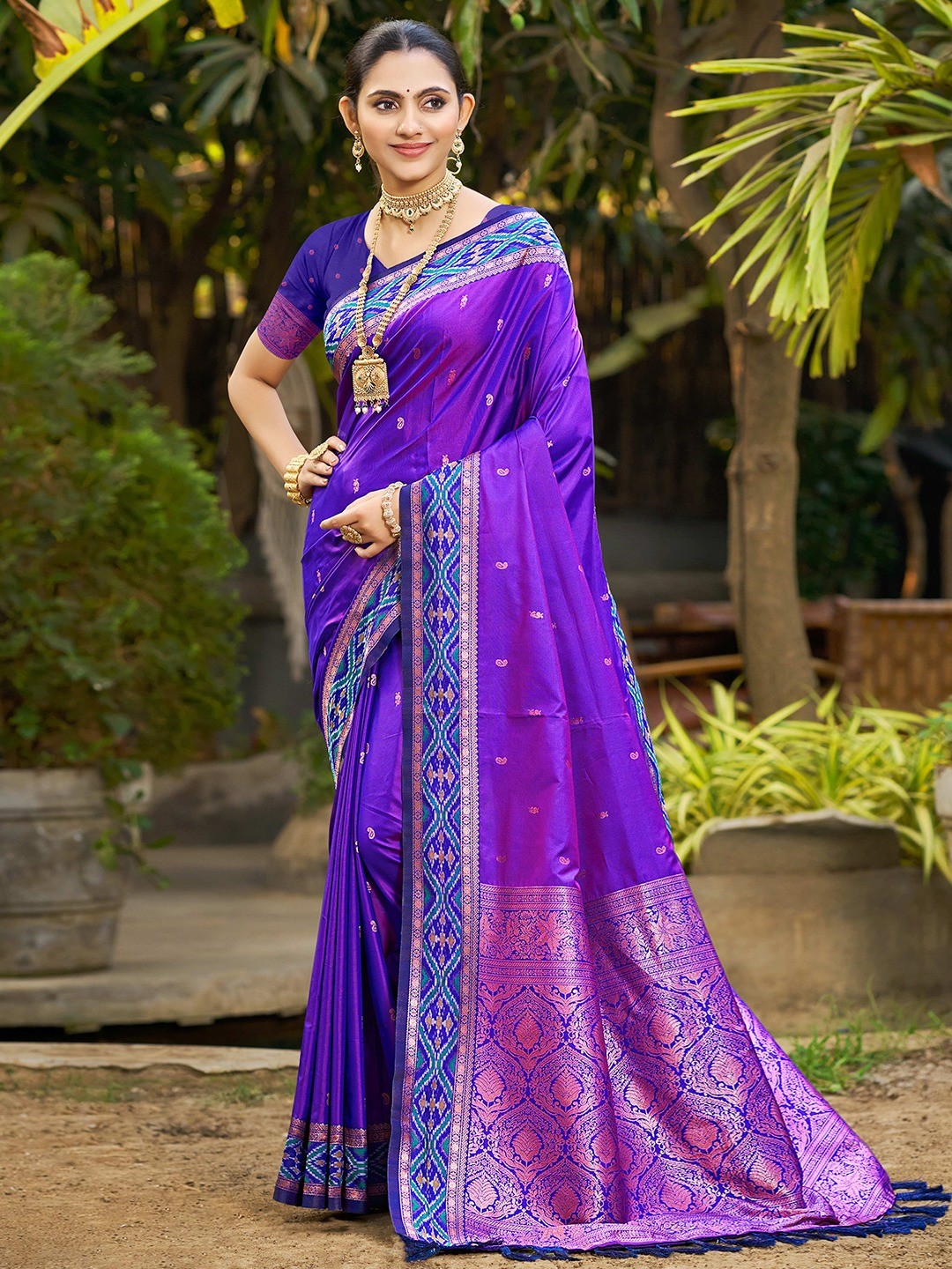Graceful Violet Paisley & Floral Design Zari Work Silk Blend Saree With Attractive Tassels Pallu