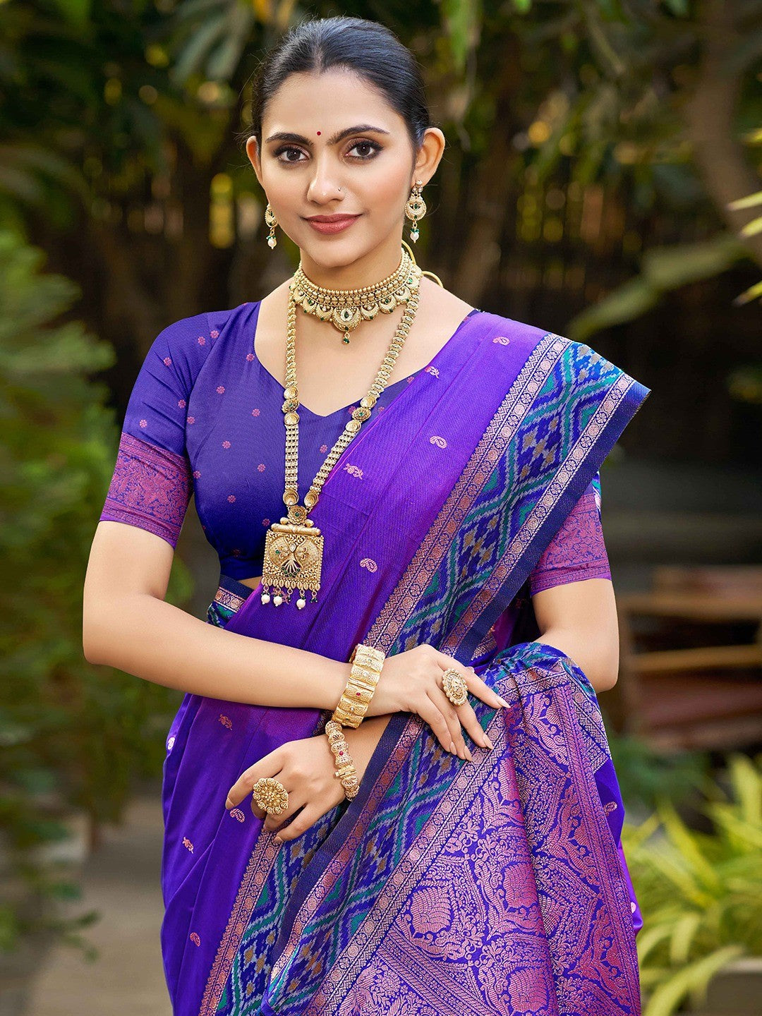 Graceful Violet Paisley & Floral Design Zari Work Silk Blend Saree With Attractive Tassels Pallu