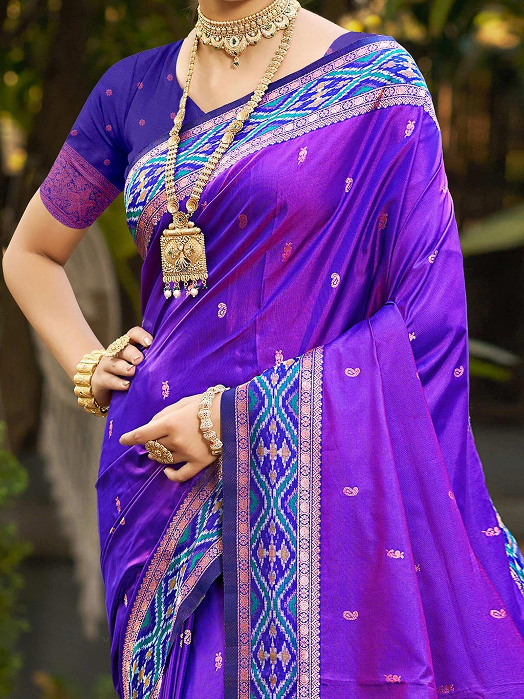 Graceful Violet Paisley & Floral Design Zari Work Silk Blend Saree With Attractive Tassels Pallu