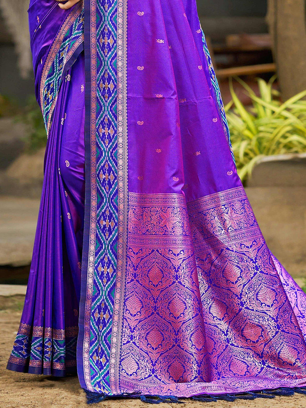 Graceful Violet Paisley & Floral Design Zari Work Silk Blend Saree With Attractive Tassels Pallu