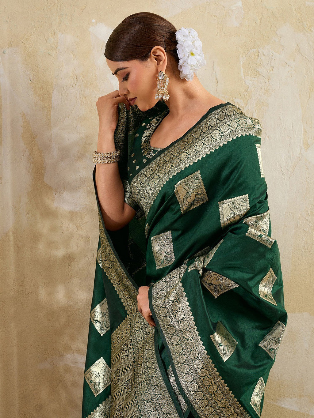 Green Peacock & Floral Motif Zari Weaving Silk Blend Saree With Unstitched Blouse Peice