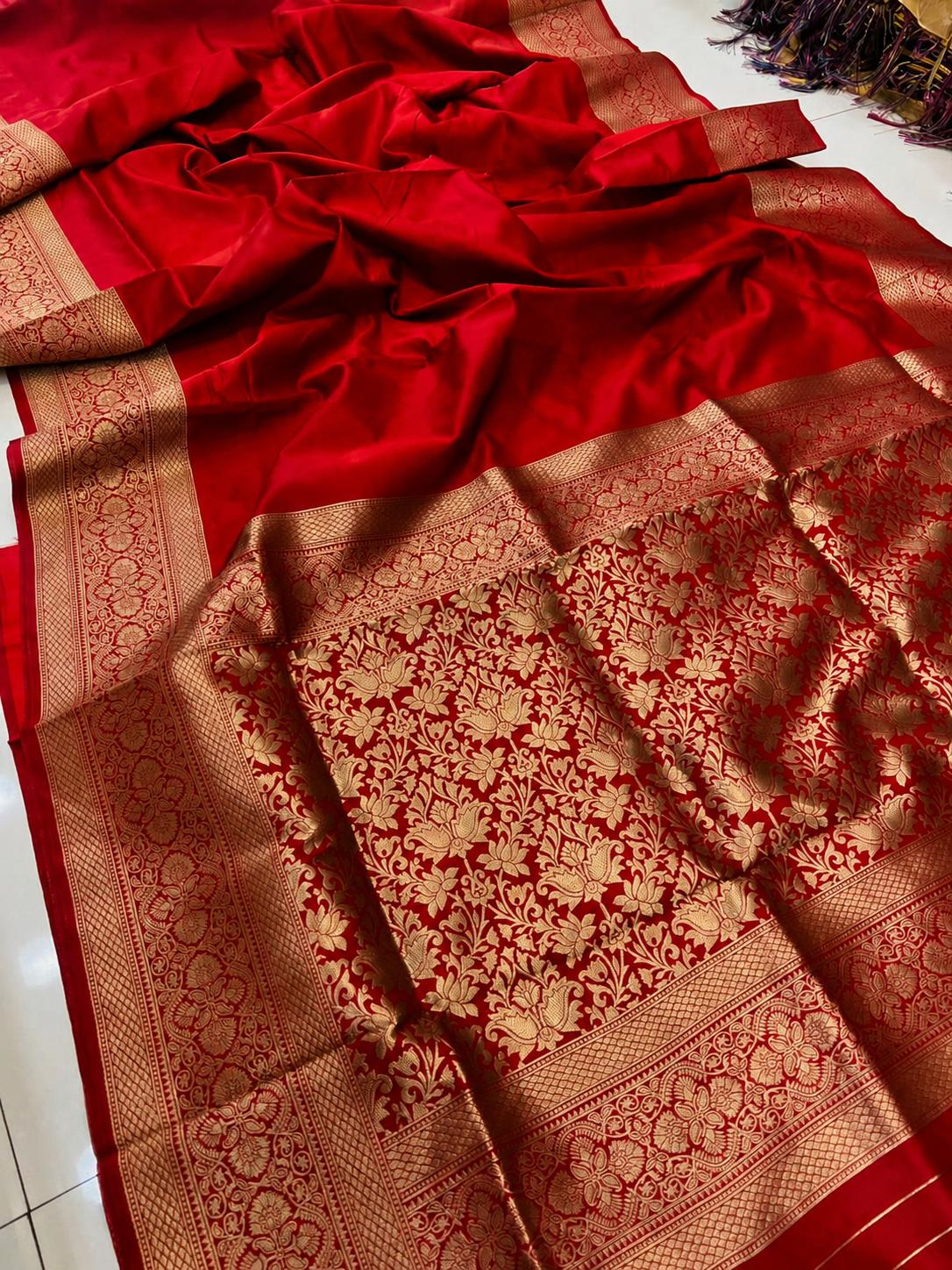 Red color soft kanchipuram silk saree with golden zari weaving work [Product Code: 15870]