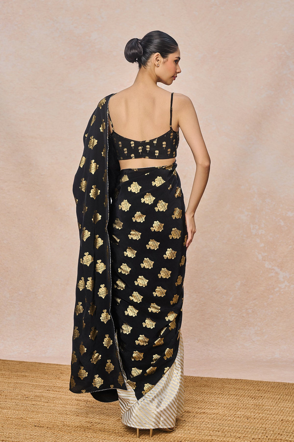 Black And White Fin Lake Saree